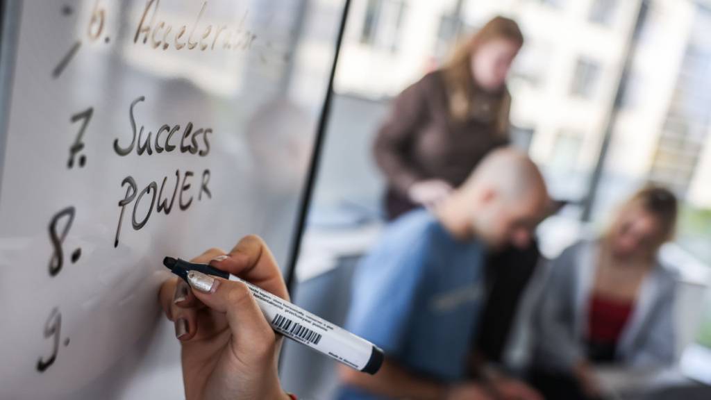 Frauengeführte Start-ups erhalten in der Schweiz laut einer neuen Studie weiterhin weniger Geld als männergeführte. (Symbolbild)