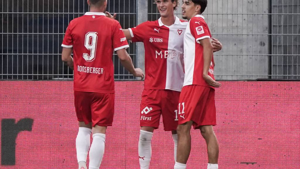 Marcel Monsberger (links), Juan Cabrera (Mitte) und Lutfi Dalipi bejubeln das 3:1 des FC Vaduz