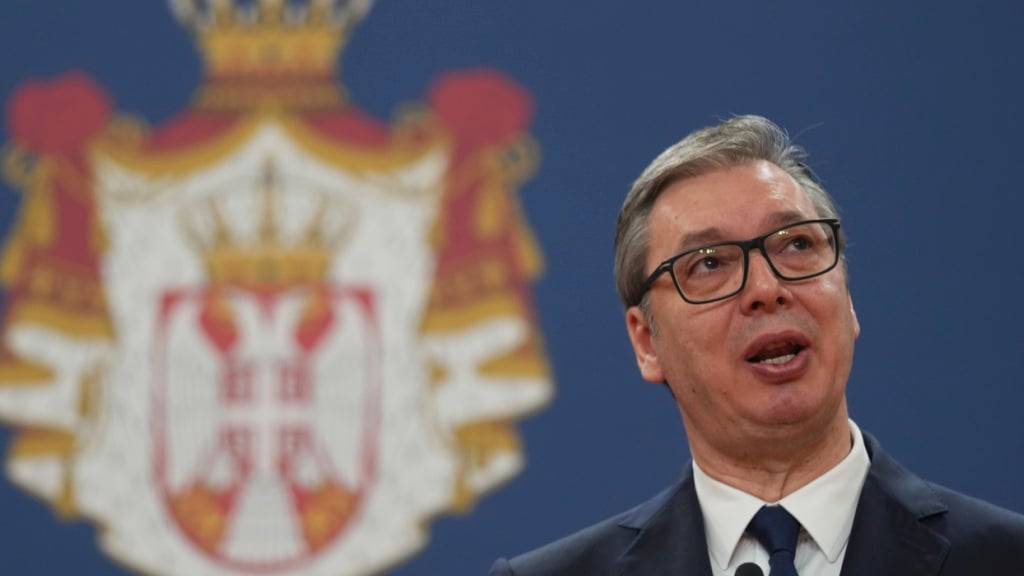 Der serbische Präsident Aleksandar Vucic spricht während einer Pressekonferenz nach Gesprächen mit dem Präsidenten des Europäischen Rates Costa im Serbien-Palast in Belgrad. Foto: Darko Vojinovic/AP/dpa