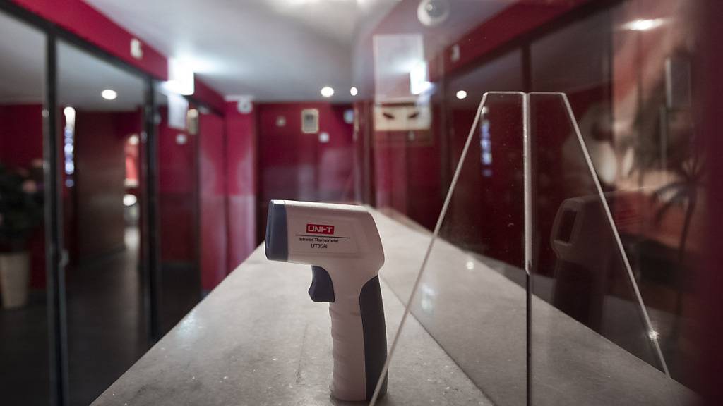 Plexiglaswändchen und Temperaturmessgerät in einem Erotikbetrieb. In Luzern sind die Betriebe trotz möglichen Schutzmassnahmen geschlossen. (Symbolbild)