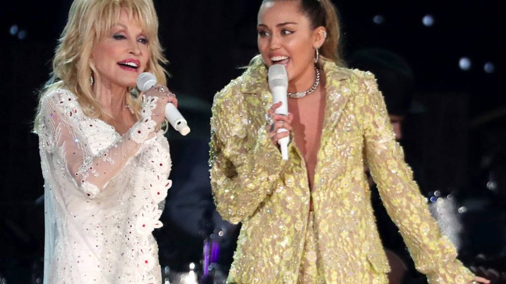 ARCHIV - Dolly Parton und Miley Cyrus. Foto: Matt Sayles/Invision/AP/dpa