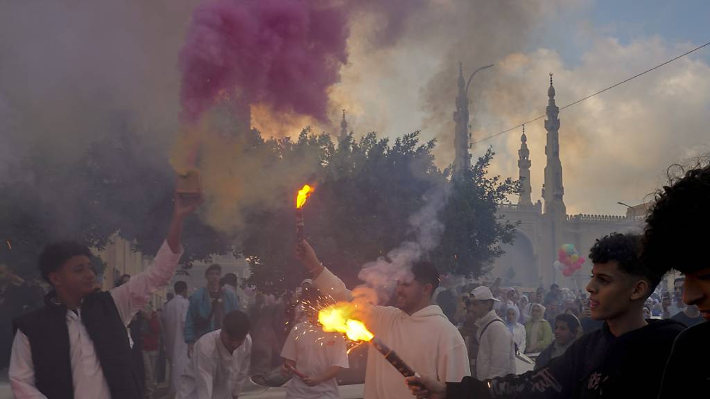 Muslime feiern Eid al-Fitr, das Ende des heiligen muslimischen Fastenmonats Ramadan, vor der al-Seddik Moschee in Kairo, Ägypten. Foto: Amr Nabil/AP/dpa