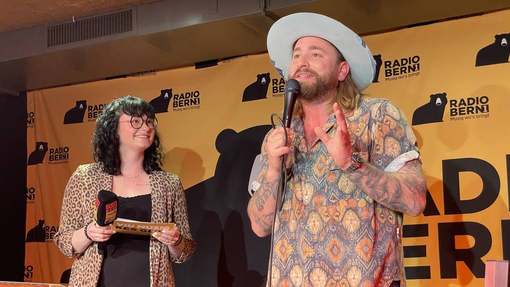 Amanda Haussener mit Baschi auf der BERN1 Stage