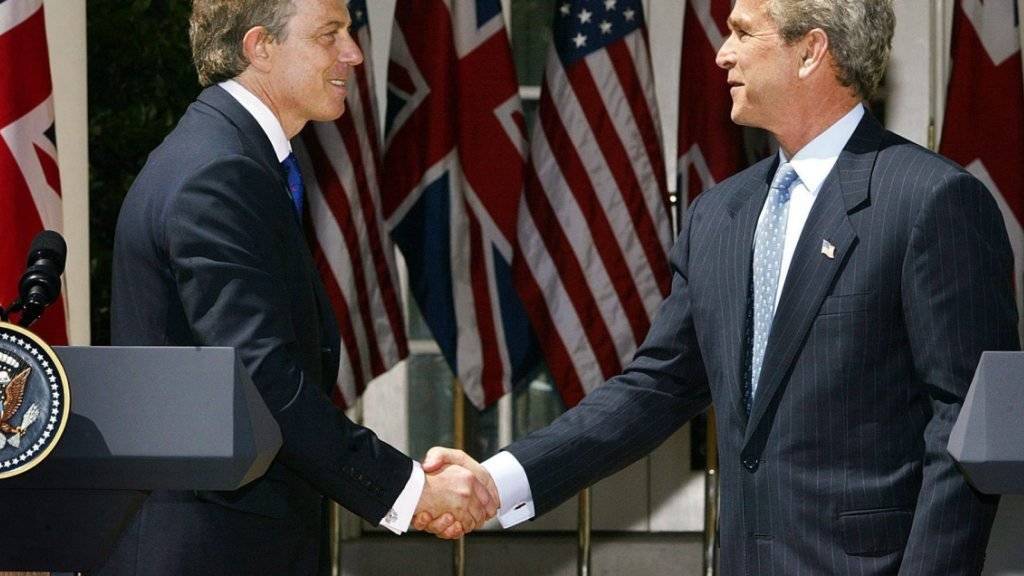Der damalige britische Premier Tony Blair (l) und US-Präsident George W. Bush