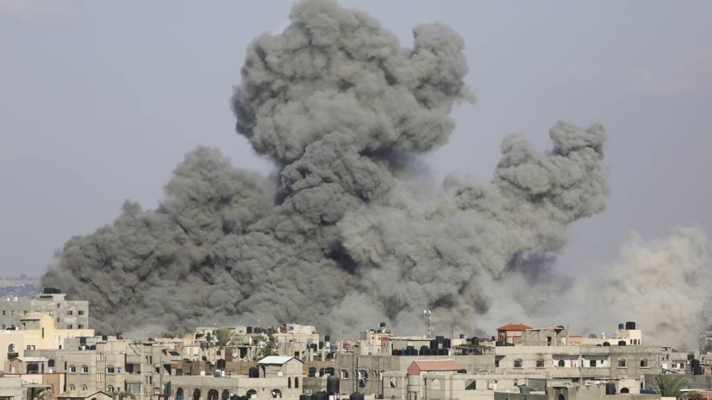 Rauch steigt nach israelischen Luftangriffen über Gebäuden in Rafah auf. Foto: Hatem Ali/AP/dpa