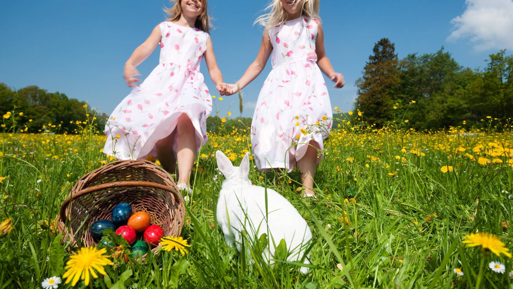 Unsere Pfarrerin erklärt, was Eier und Hasen mit Ostern zu tun haben.