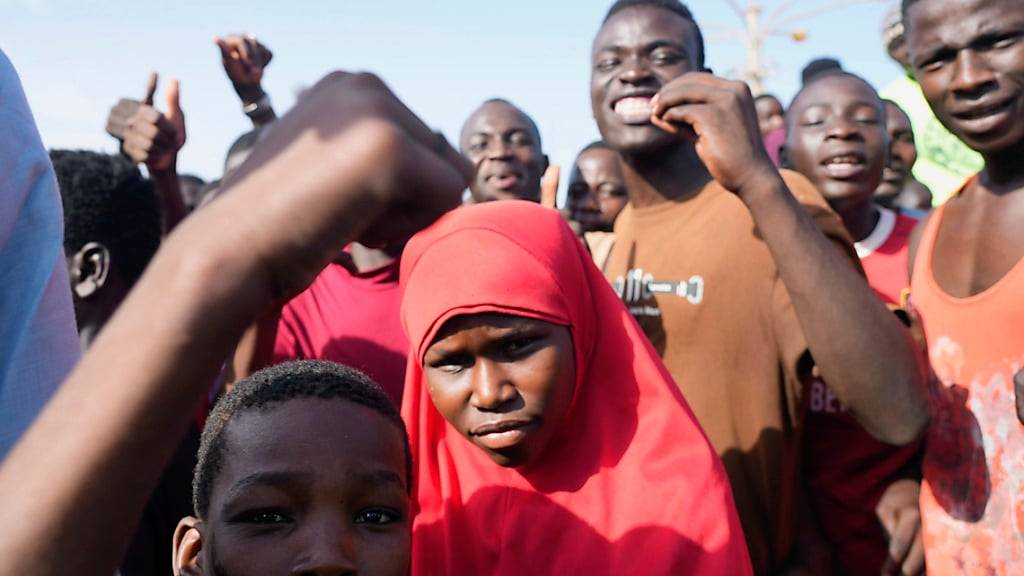 Junge Nigrer versammeln sich in der Hauptstadt Niamey. Foto: Sam Mednick/AP/dpa
