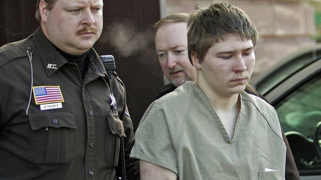 Der damals 16-jährige Brendan Dassey wird 2006 aus einem Gericht im US-Bundesstaat Wisconsin geführt. Dort wurde er wegen Mordes zu lebenslänglicher Haft verurteilt. Sein Fall wurde in einem Netflix-Dokumentarfilm aufgerollt. Nun soll er freikommen. (Archivbild)
