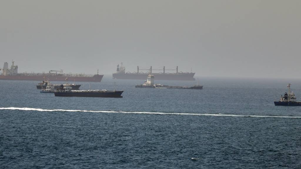 ARCHIV - Im Golf von Oman, entlang der Schifffahrtsrouten zwischen der Straße von Hormus und dem Arabischen Meer Tanker und Frachtschiffe zu sehen. Foto: Uncredited/AP/dpa