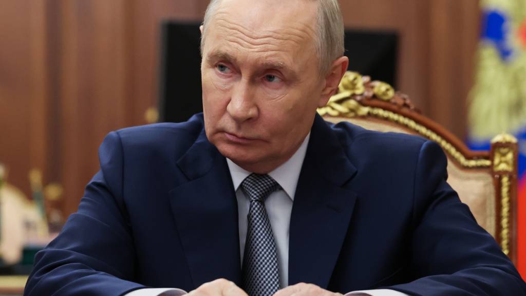 ARCHIV - Das von der staatlichen russischen Nachrichtenagentur Sputnik über AP zur Verfügung gestellte Foto zeigt den russische Präsident Wladimir Putin, der der russischen Ombudsfrau für Menschenrechte, Moskalkowa, während ihres Treffens im Kreml in Moskau zuhört. Foto: Mikhail Metzel/Pool Sputnik Kremlin via AP/dpa