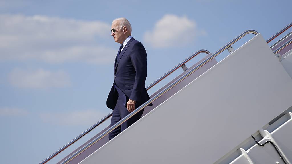Joe Biden, US-Präsident, steigt aus der Air Force One. Foto: Evan Vucci/AP/dpa