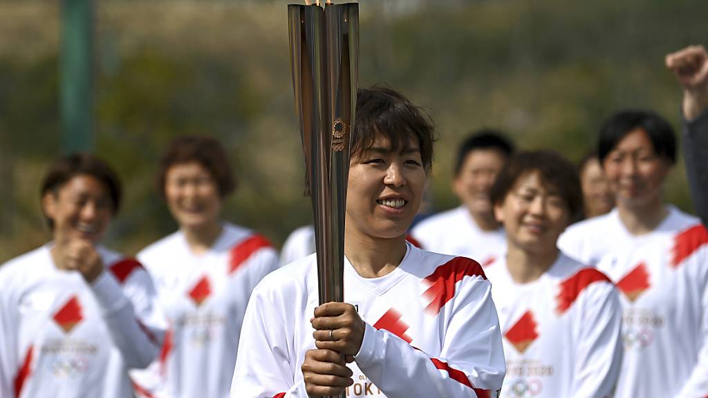 Japans Fussballerinnen waren die ersten Träger der olympischen Fackel
