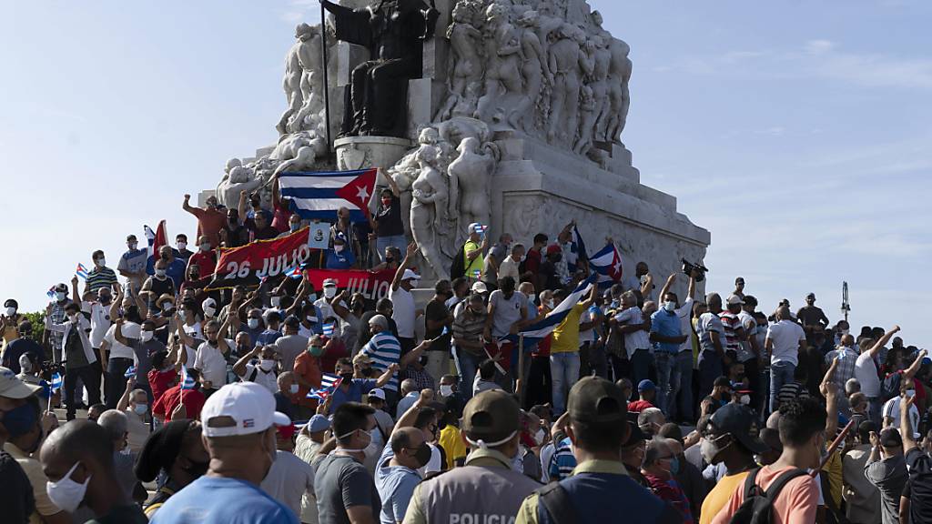 dpatopbilder - Anti-Regierungs-Demonstranten versammeln sich am Maximo-Gomez-Denkmal in Havanna, Kuba. Foto: Eliana Aponte/AP/dpa