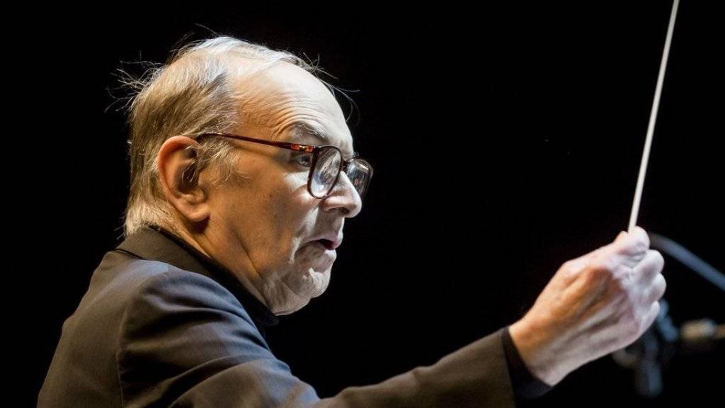 Ennio Morricone muss seine nächsten Konzerte absagen: Der 87-jährige «Spiel mir das Lied vom Tod»-Komponist leidet an massiven Rückenproblemen. (Archivbild)