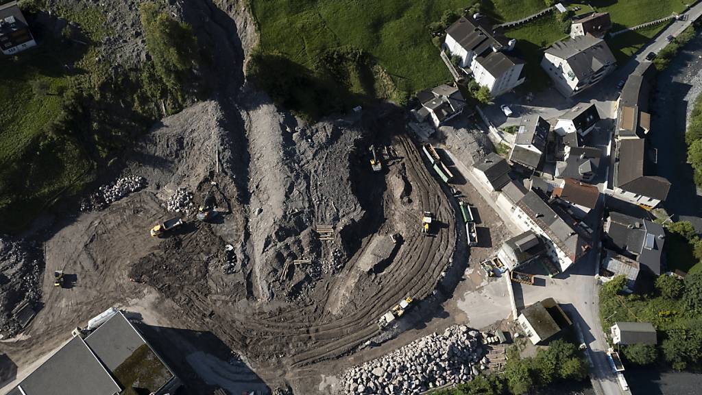 Der Bau des Schutzdamms, der umliegende Häuser in Schwanden GL vor weiteren Erdrutsche schützen soll, kommt gut voran. (Archivbild)