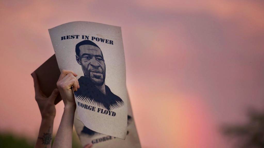 ARCHIV - Protest in Minneapolis mit einem Porträt von George Floyd. Foto: Christine T. Nguyen/Minnesota Public Radio/AP/dpa