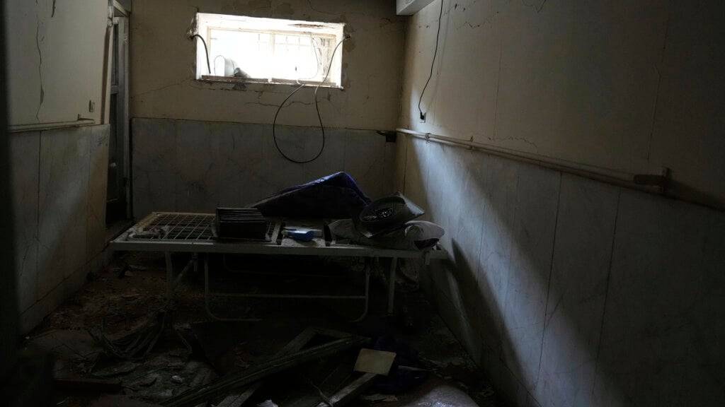 ARCHIV - Blick auf das beschädigte Klinikgebäude des Ewin-Gefängnisses in der iranischen Hauptstadt. Nach dem israelischen Angriff auf das Teheraner Ewin-Gefängnis vor einer Woche bangen zahlreiche Angehörige weiter um das Schicksal ihrer inhaftierten Familienmitglieder. Foto: Vahid Salemi/AP/dpa