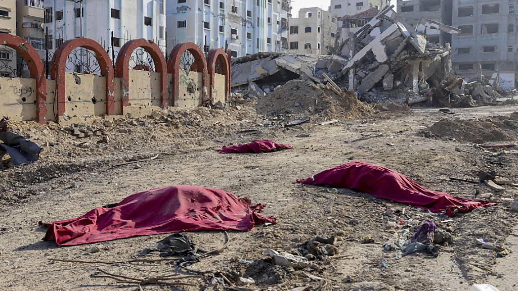ARCHIV - Leichen von Palästinensern, die bei der israelischen Bombardierung des Gazastreifens getötet wurden, liegen auf einer Straße in Gaza-Stadt. Foto: Mohammed Hajjar/AP/dpa