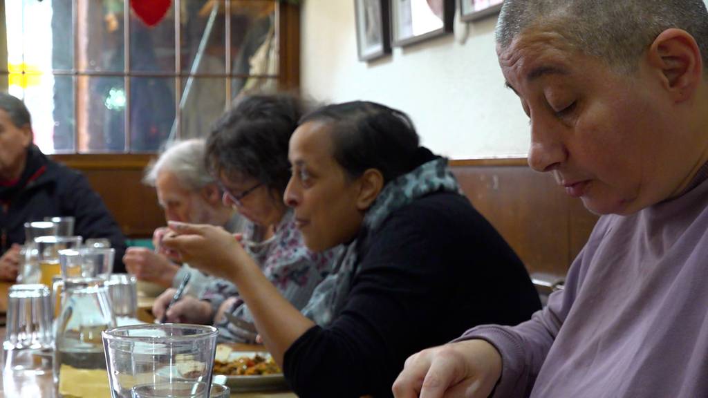 Zu wenig Geld fürs Essen - Volle Gassenküche wegen Armut 