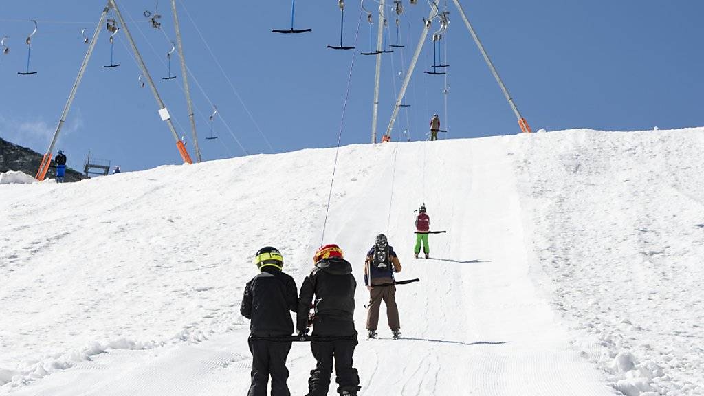 Skifahrer am Bügellift in Saas-Fee auf dem Feegletscher. (Archiv)