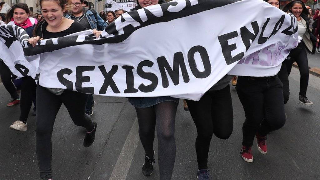 Demonstrantinnen protestieren in der chilenischen Hauptstadt Santiago gegen sexuellen Missbrauch.