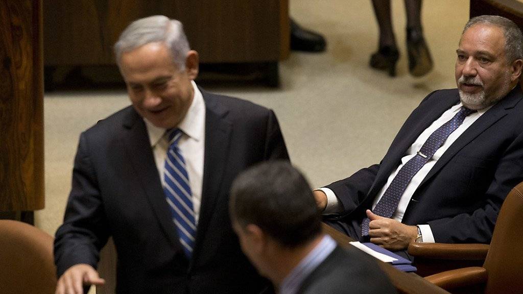 Israels Premier Benjamin Netanjahu (links) will aufkeimende Sorgen über den Nahostkonflikt nach der Wahl von Verteidigungsminister Avigdor Lieberman (rechts) verstreuen.