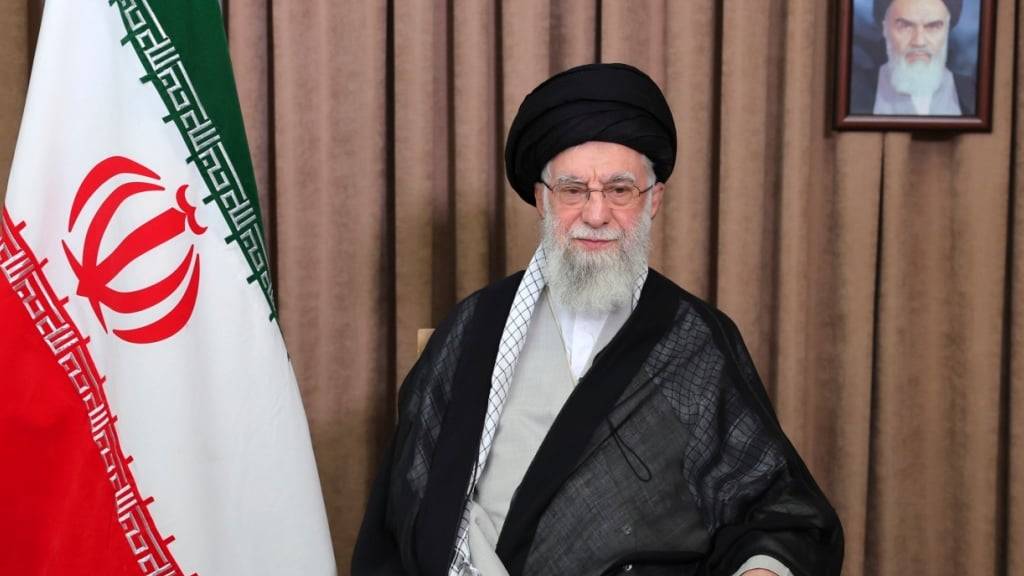 HANDOUT - Dieses von der offiziellen Website des Büros des iranischen Obersten Führers veröffentlichte Foto zeigt den Obersten Führer Ayatollah Ali Chamenei bei einer im Fernsehen übertragenen Rede unter einem Porträt des verstorbenen Revolutionsgründers Chomeini. Foto: Uncredited/Office of the Iranian Supreme Leader/dpa