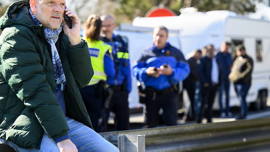 Laurent Curchod, der kantonale Delegierte für die Fahrenden, am Donnerstag am Stadtrand von Lausanne, wo die Fahrenden von der Polizei angehalten worden waren.