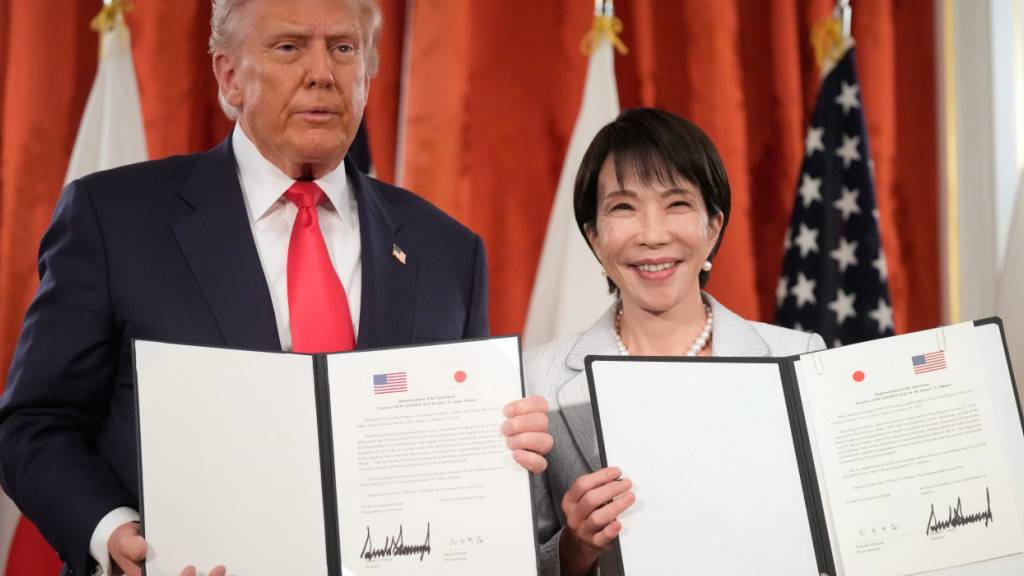 President Donald Trump, left, and Japan's Prime Minister Sanae Takaichi pose with their documents during a signing ceremony at Akasaka Palace in Tokyo, Japan, Tuesday, Oct. 28, 2025. (AP Photo/Mark Schiefelbein) Photo: Mark Schiefelbein/AP/dpa
