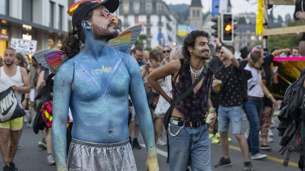 Rund 2000 Menschen beteiligten sich am Umzug der Pride in Luzern.