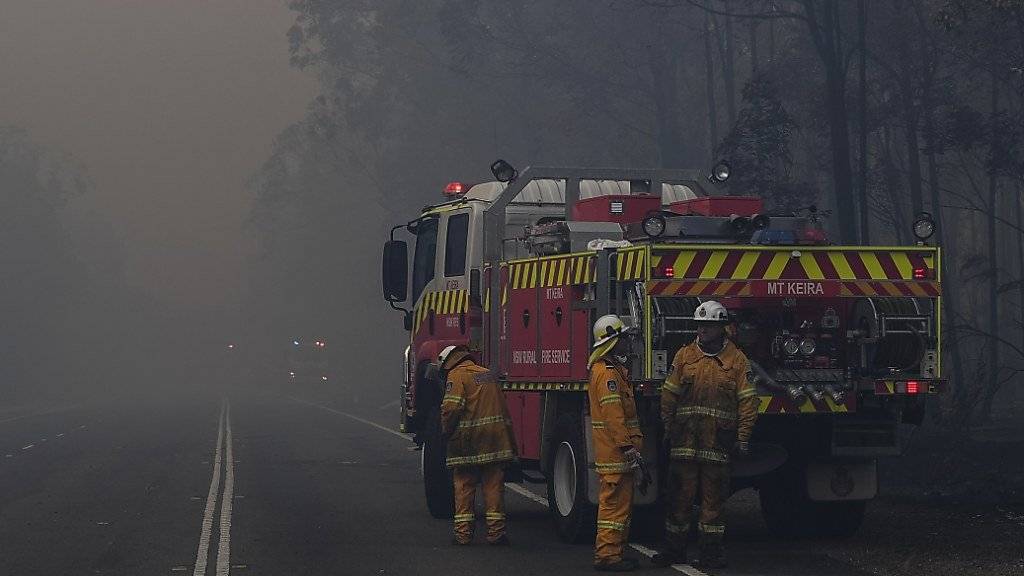 Im Südwesten Australiens rufen Feuerwehrleute Hausbewohner dazu auf, sich vor Buschbränden in Sicherheit zu bringen. (Symbolbild)