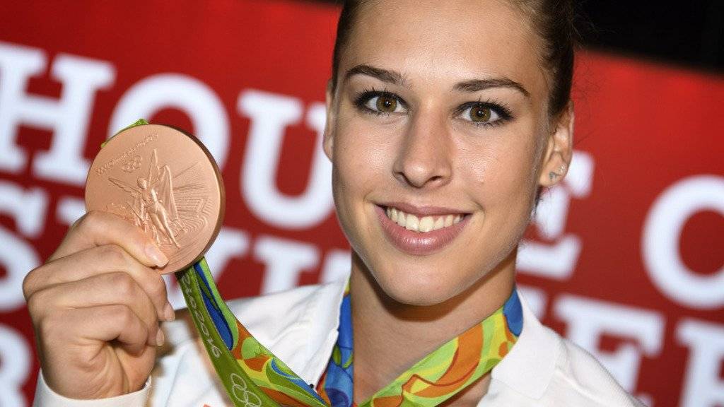 Giulia Steingruber freut sich über ihre Bronzemedaille im Pferdsprung an den Olympischen Spielen in Rio de Janeiro. (Archiv)