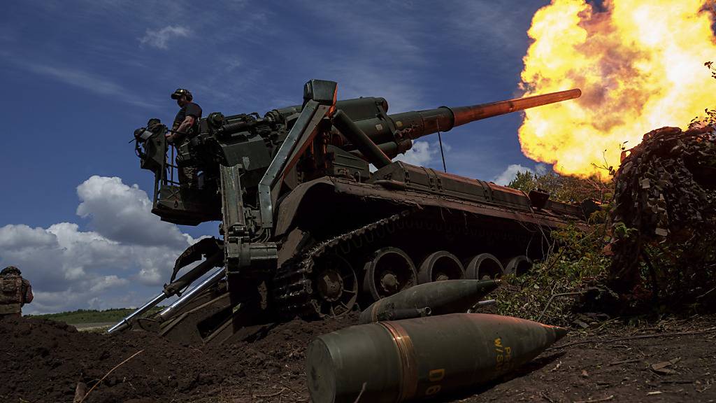 ARCHIV - Ukrainische Soldaten der 43. Artilleriebrigade feuern mit einer Panzerhaubitze 2S7 auf russische Stellungen an der Frontlinie in der Region Donezk. Foto: Evgeniy Maloletka/AP/dpa