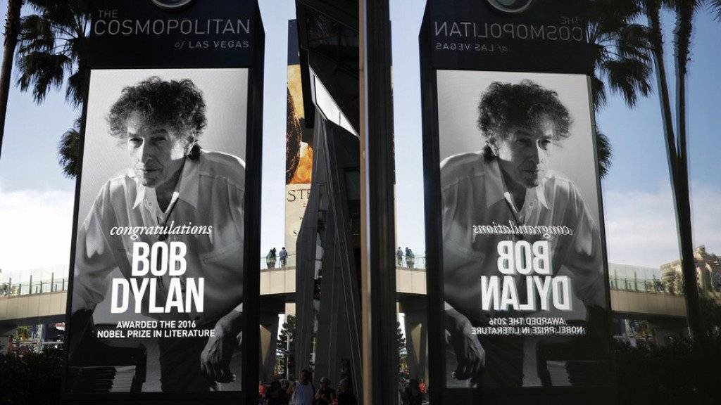 Ob US-Musiker und Literaturnobelpreisträger Bob Dylan Lob und Ehre geniesst, ist unklar - auf jeden Fall schweigt er weiterhin.