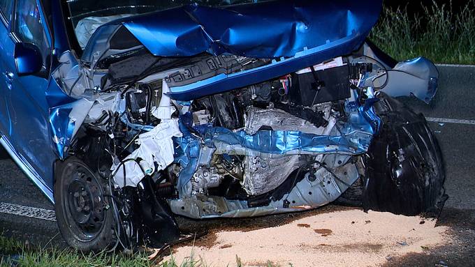 Schwerer Unfall in Zweidlen bei Glattfelden fordert zwei Verletzte