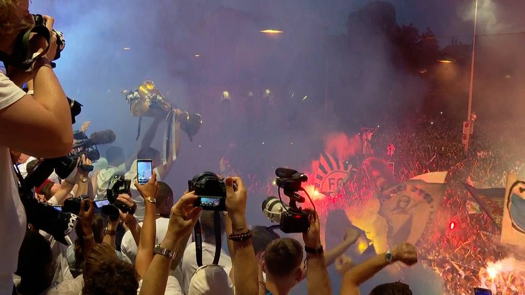 So wild feierten die FCZ-Fans den Meistertitel auf dem Helvetiaplatz