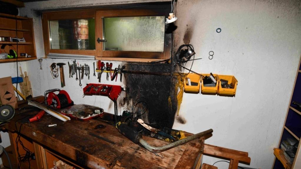 Bei einem Brand in einer Werkstatt ist am Freitag in Heerbrugg ein 15-Jähriger leicht verletzt worden.