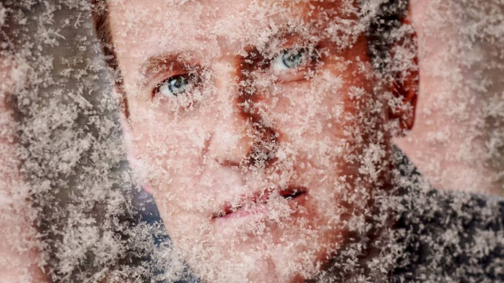 ARCHIV - Schneeflocken bedecken ein Foto des russischen Oppositionsführers Alexej Nawalny vor der russischen Botschaft in Bukarest. Foto: Andreea Alexandru/AP/dpa