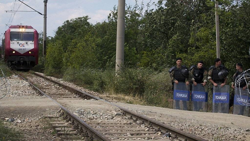 Von der Polizei abgesicherte, wieder funktionierende Bahnstrecke zwischen Mazedonien und Griechenland