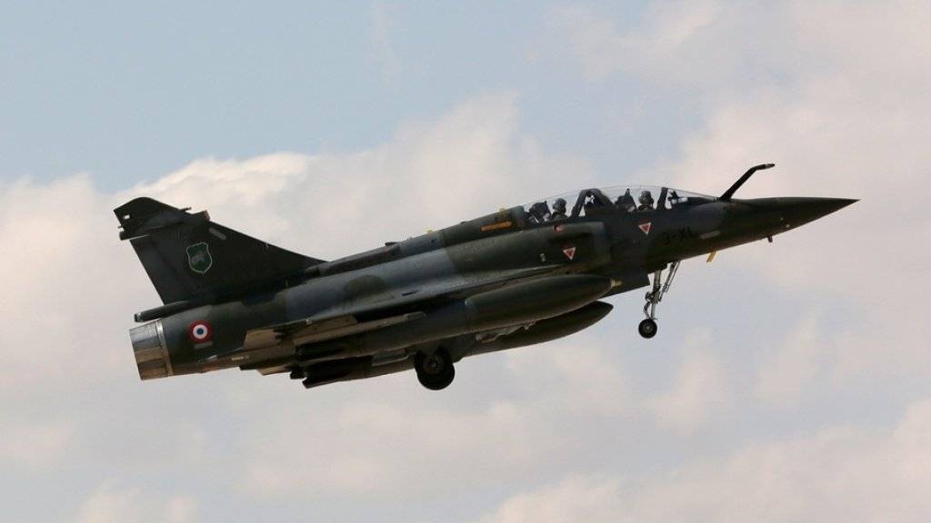 Eine französische Mirage 2000D in der Luft - eine solche Maschine verschwand am Mittwoch vom Radar, es wurden Trümmerteile nahe der Schweizer Grenze gefunden. (Archivbild)