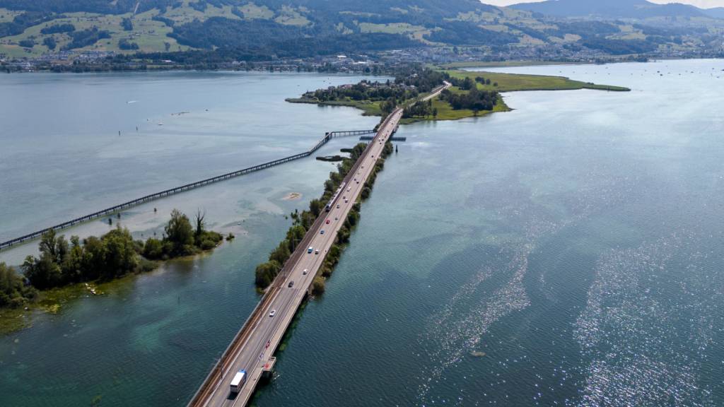 Drei Autos kollidieren auf dem Seedamm bei Rapperswil SG