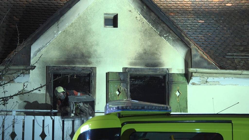 Frau nach Brand in Einfamilienhaus in Zürich im Spital