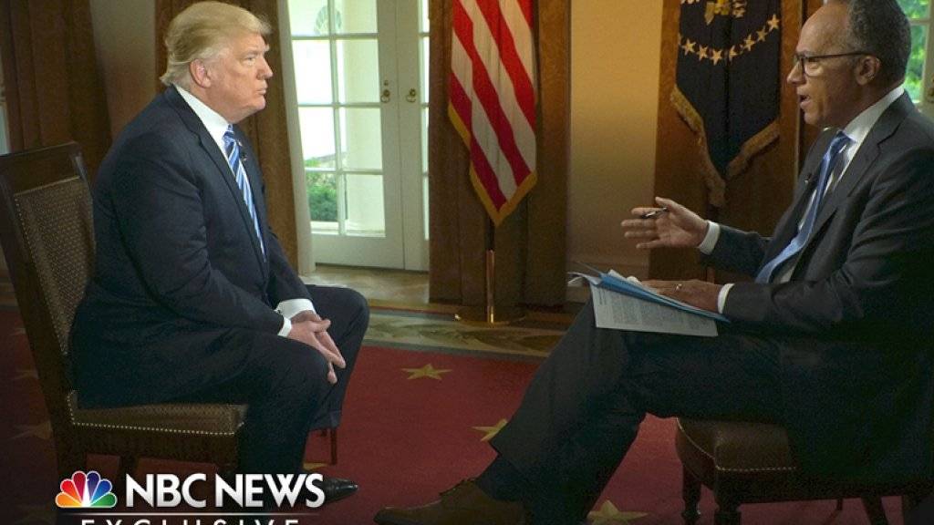 In dem NBC-Interview sagte Trump im kompletten Gegensatz zu bisherigen Angaben auch, er habe bei Comeys Entlassung sehr wohl an «diese Russland-Sache» gedacht.