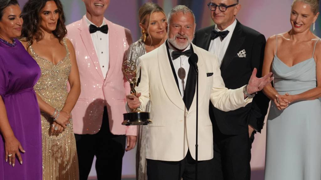 R. Scott Gemmill (M) und das Team von «The Pitt» nehmen im Peacock Theater den Preis für die beste Dramaserie bei der 78. Emmy-Verleihung entgegen. Foto: Chris Pizzello/Invision/AP/dpa