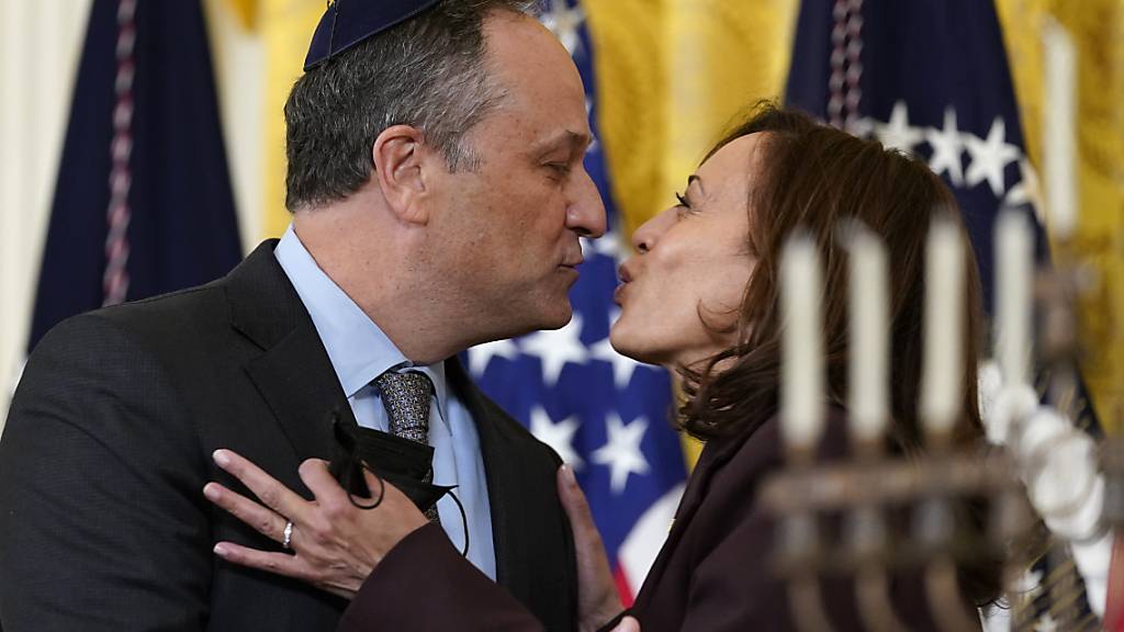 ARCHIV - Kamala Harris, Vizepräsidentin der USA, gibt ihrem Mann, dem Second Gentleman Doug Emhoff einen Kuss während einer Veranstaltung im East Room des Weißen Hauses. Foto: Susan Walsh/AP/dpa
