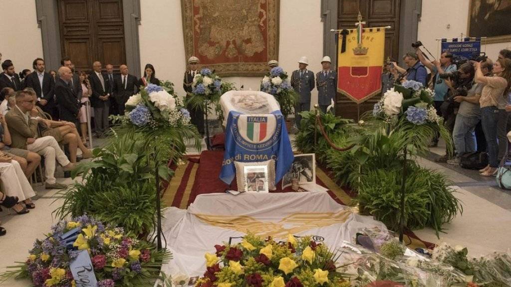 Abschied von Bud Spencer: Vor der Trauerfeier am Donnerstag konnte die Öffentlichkeit dem verstorbenen Schauspieler in Rom die letzte Ehre erweisen.