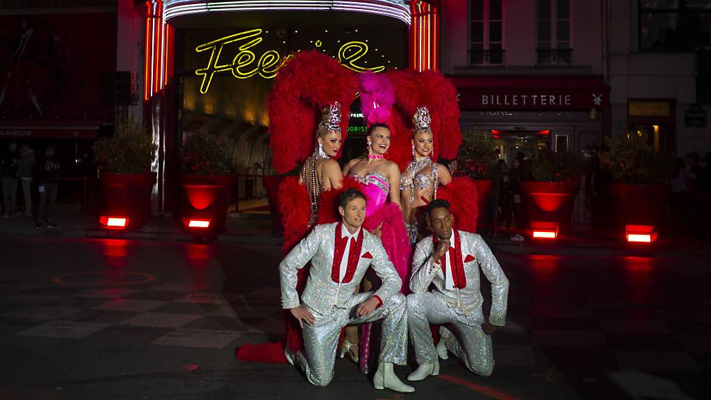 Mit einer grossen Show und Feuerwerk hat das Moulin Rouge in Paris am Sonntagabend das 130. Jahr seines Bestehens gefeiert.