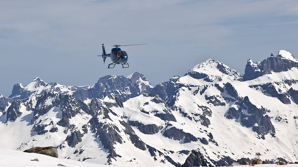 Helikopterflüge als «umweltfreundlich» zu bewerben geht dem Konsumentenschutz zu weit: Anflug auf den Gebirgslandeplatz am Steingletscher oberhalb Gadmen BE. (Symbolbild)