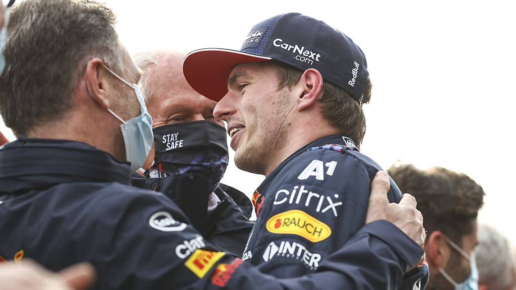 Max Verstappen feiert mit Teamchef Christian Horner seinen zwölften Sieg in der Formel 1.