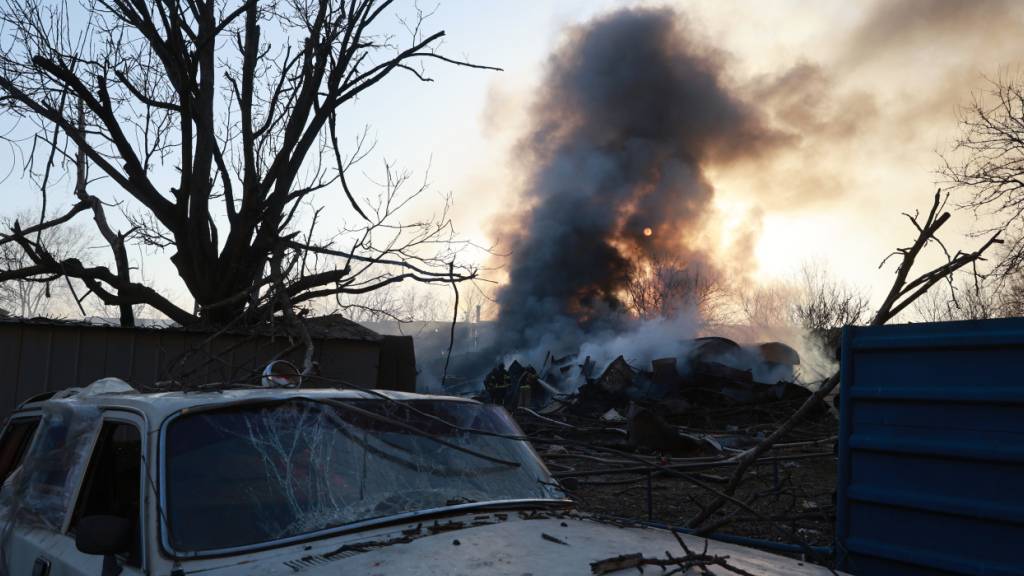 Ein Privathaus brennt nach einem russischen Lenkbombenangriff. Foto: Kateryna Klochko/AP/dpa